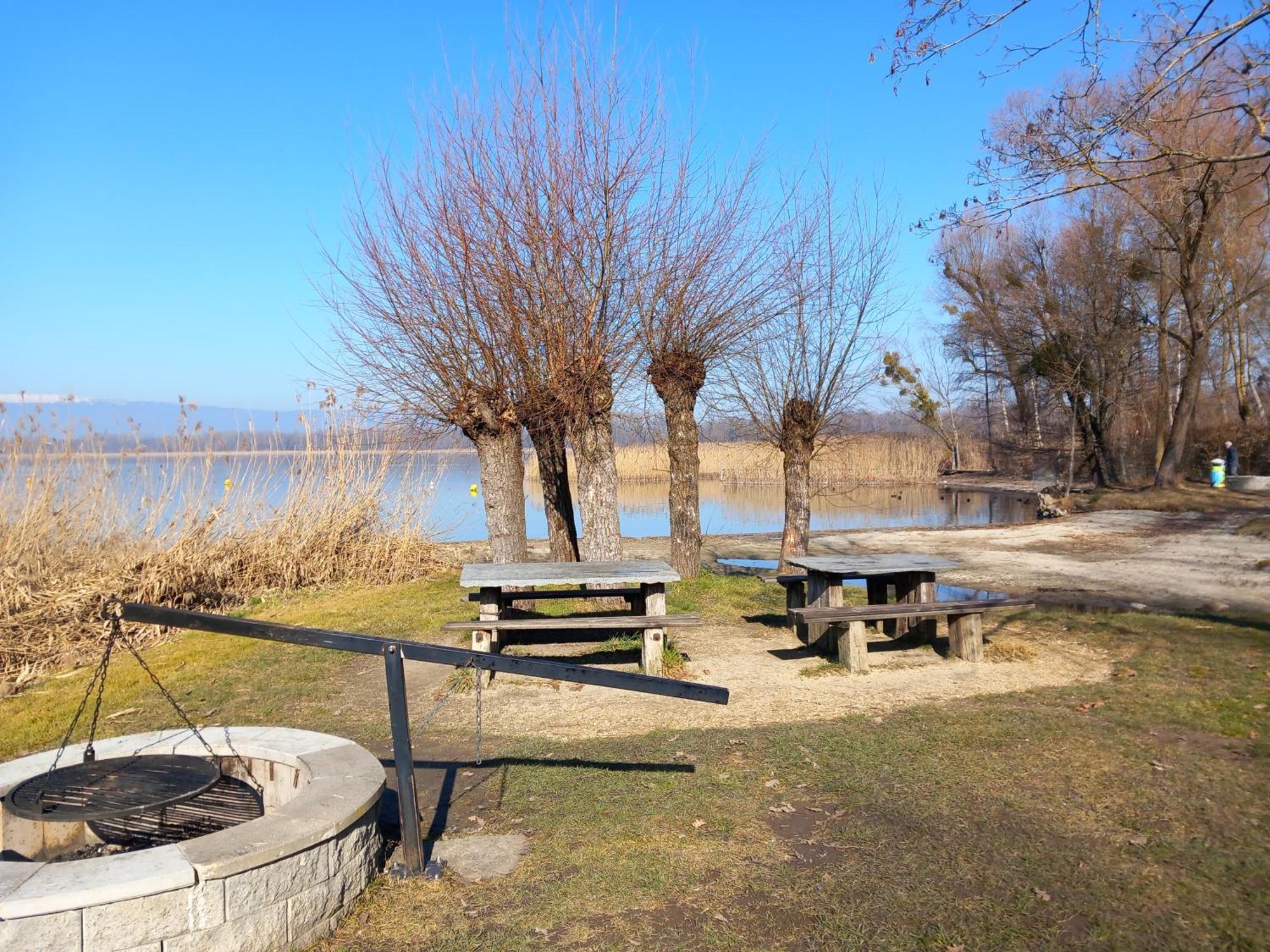 Gemuetliches Zimmer In Muntelier Nahe Am See Apartment Bagian luar foto